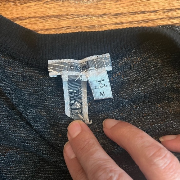 BKE Eased Leopard Print V-Neck Long Sleeve Top Medium - Picture 2 of 5